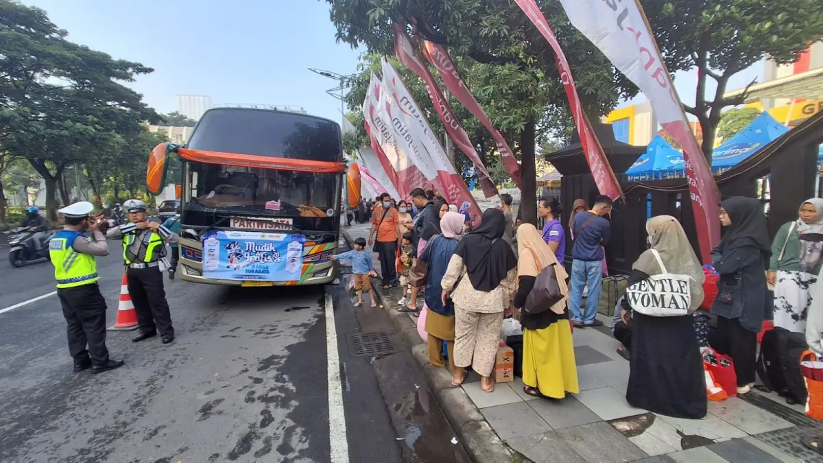 Peserta Mudik Gratis Bareng Radar Surabaya 2026 bersiap naik bus di depan kampus Universitas Bhayangkara Surabaya. (DIMAS MAHENDRA/RADAR SURABAYA)