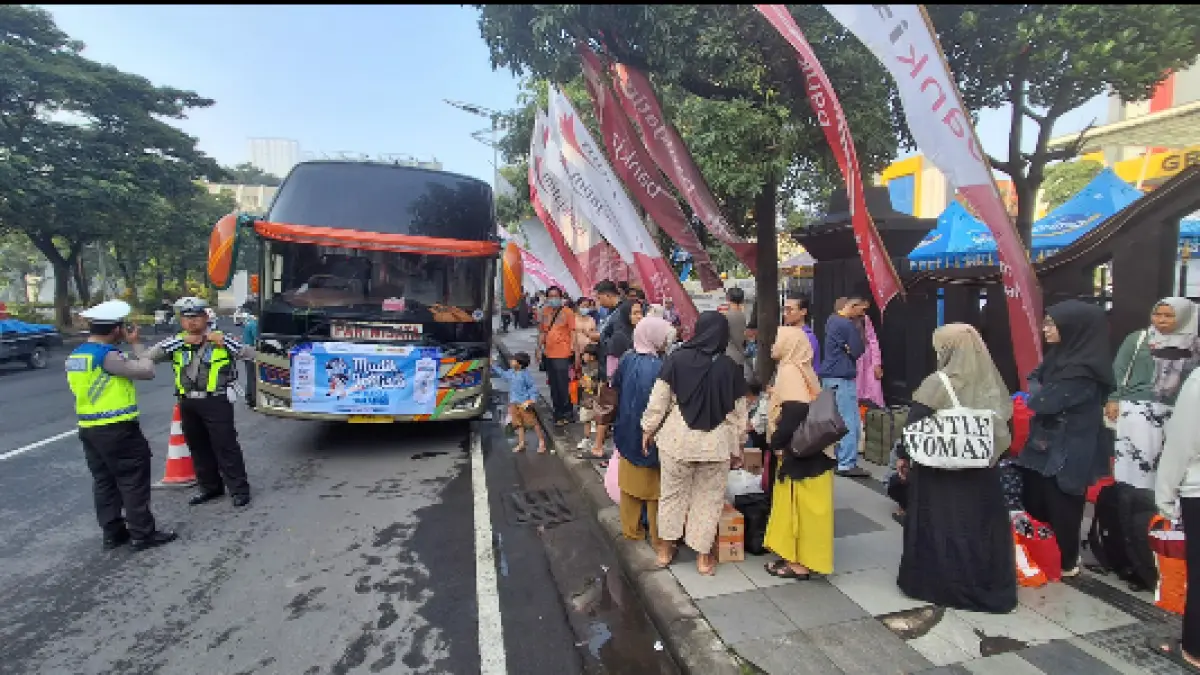 Peserta Mudik Gratis Bareng Radar Surabaya 2026 menunggu pemberangkatan bus di depan kampus Ubhara Surabaya. (ANDY SATRIA/RADAR SURABAYA)