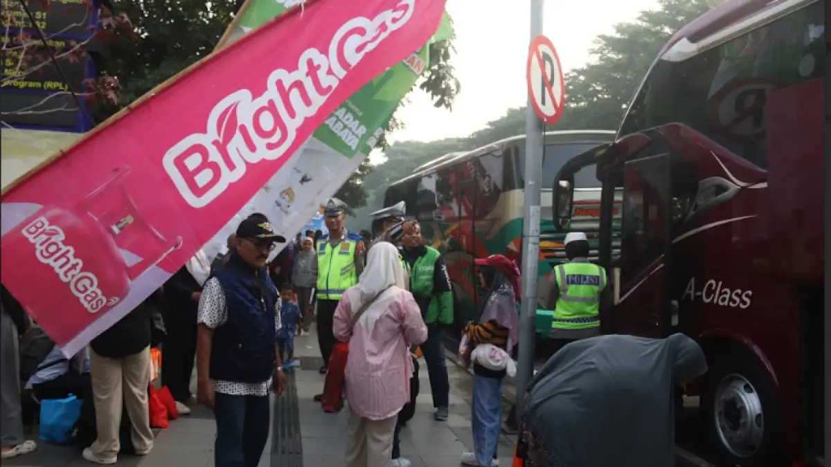 Peserta Mudik Gratis Bareng Radar Surabaya 2026 siap diberangkatkan dari halaman kampus Ubhara Surabaya. (ANDY SATRIA/RADAR SURABAYA)