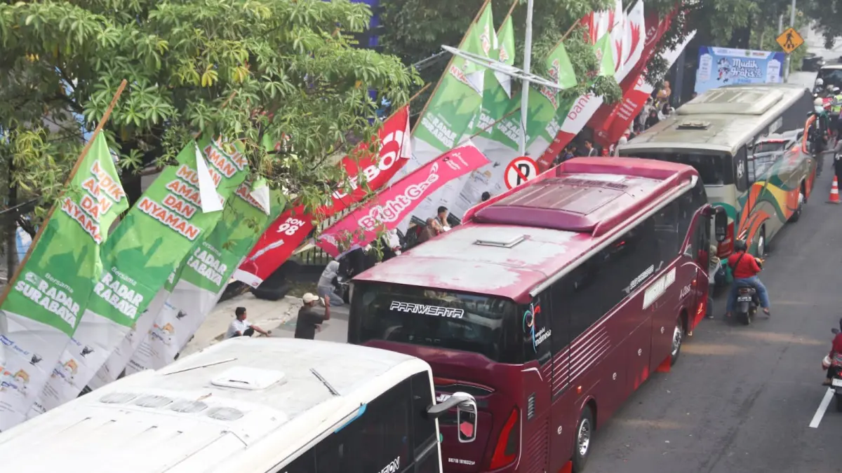Peserta Mudik Gratis Bareng Radar Surabaya siap diberangkatkan di depan kampus Universitas Bhayangkara Surabaya. (ANDY SATRIA/RADAR SURABAYA)