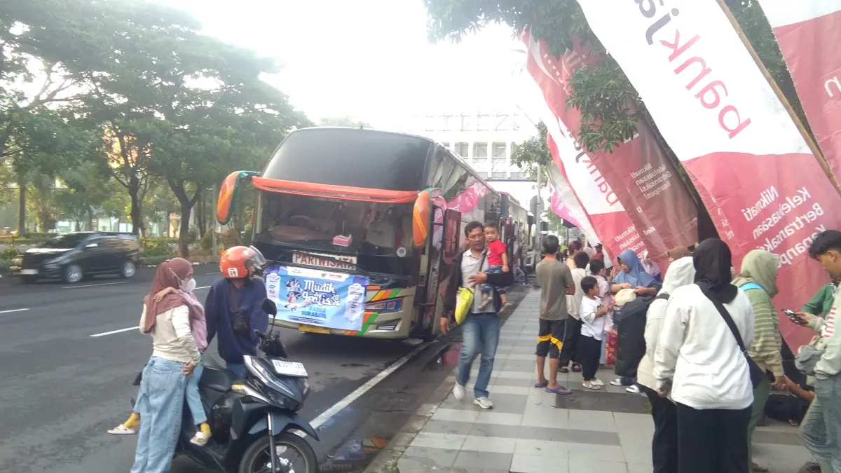 Peserta mudik gratis berdatangan di depan kampus Ubhara Surabaya. (Lambertus Hurek/Radar Surabaya)