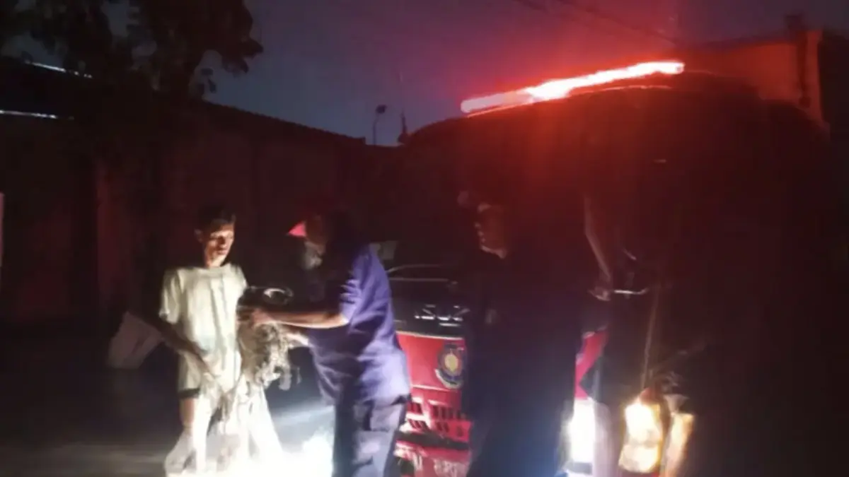 Petugas Damkarla Gresik saat mengevakuasi kendaraan yang mogok akibat najir di kawasan Sumput, Gresik. (IST/RADAR GRESIK)