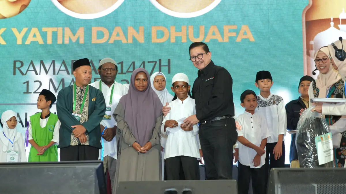 Presiden Direktur PTFI Tony Wenas menyerahkan secara simbolis perlengkapan sekolah dan santunan kepada anak yatim dan dhuafa di Jakarta, Kamis (12/03).  
