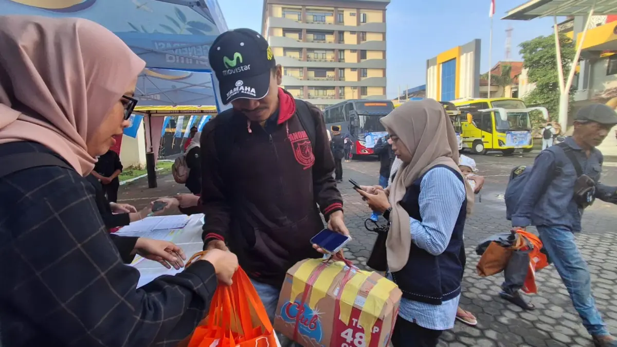 Semua peserta Mudik Gratis Bareng Radar Surabaya mendapat bingkisan menarik dari sponsor. (DIMAS MAHENDRA/RADAR SURABAYA)