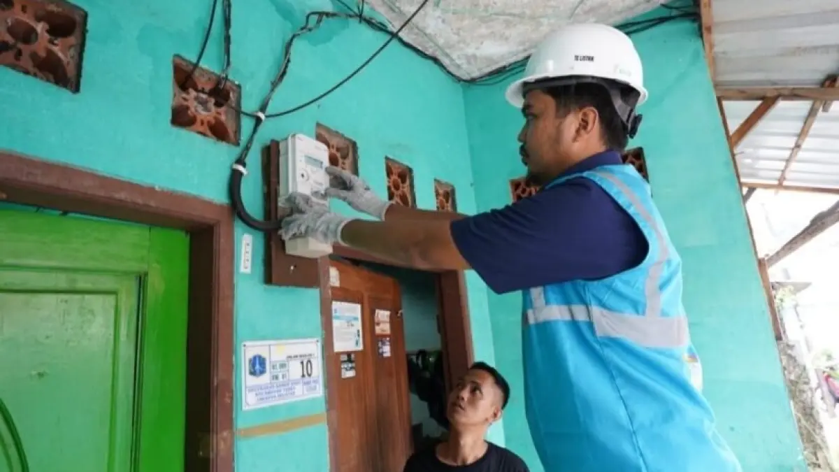 TAMBAH DAYA: Petugas PLN tengah melakukan proses penambahan daya listrik di rumah pelanggan.&nbsp;(IST)