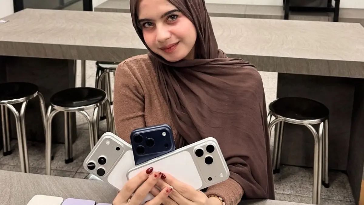 
TREN SEWA GAWAI: Sebbyl Balqies menunjukkan gawai iPhone miliknya yang akan disewakan kepada para kastemer. (IST)