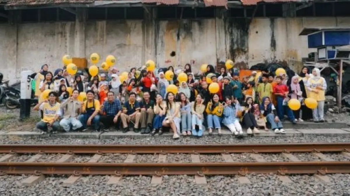 BAHAGIA: Di tepi rel kereta api sepanjang jalur Surabaya Sidoarjo, ada kehangatan yang disajikan Te People Café dengan berbagi bersama sajian istimewa untuk buka puasa. &nbsp;(ETI)