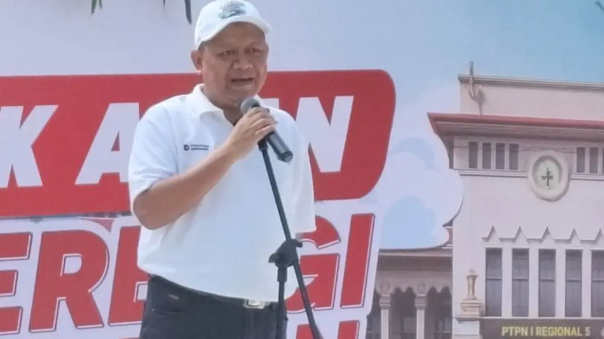 BAHAGIA: Region Head PTPN I Regional 5 Subagiyo saat melepas keberangkatan ratusan pemudik dari halaman kantor PTPN I Regional 5 di Surabaya, Selasa (17/3).&nbsp;(ETI)