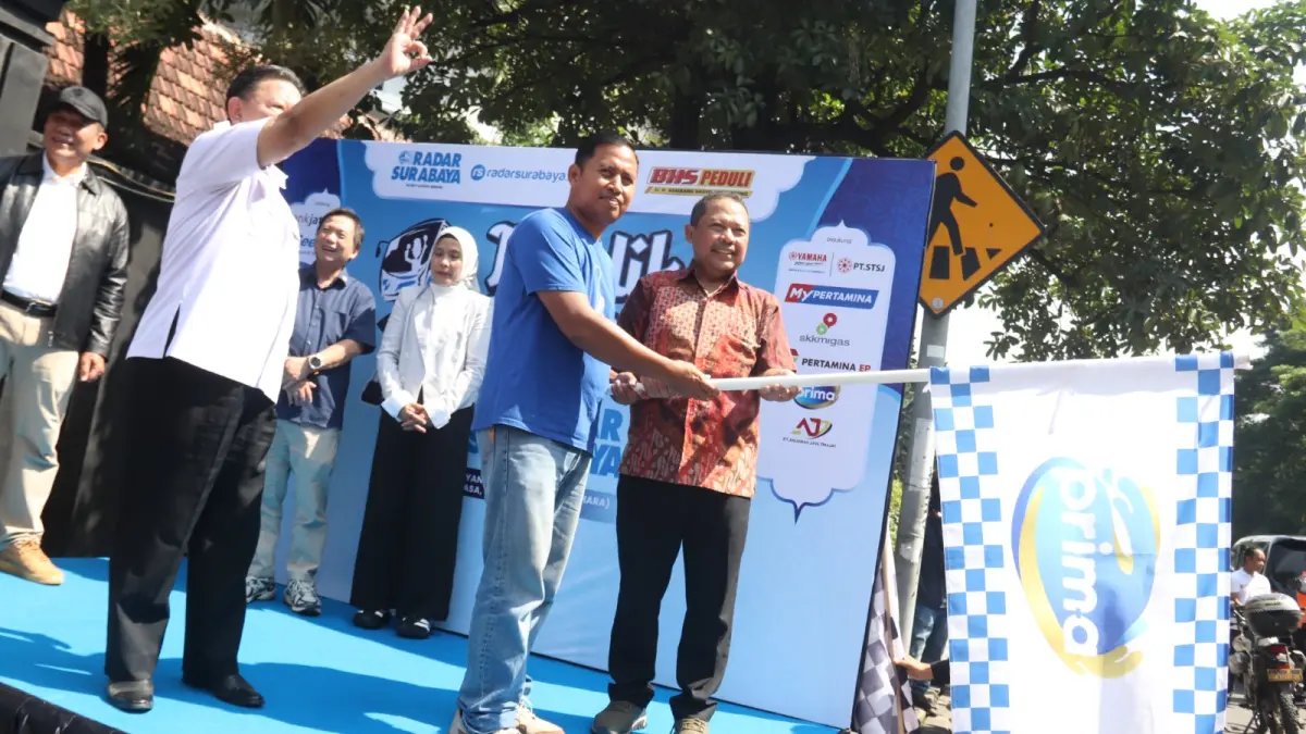 BERANGKAT: Development Promotion Supervisor, Moh Kholil (dua dari kanan) melepas keberangkatan peserta Mudik Gratis Radar Surabaya 2026 menuju ke beberapa kota tujuan.