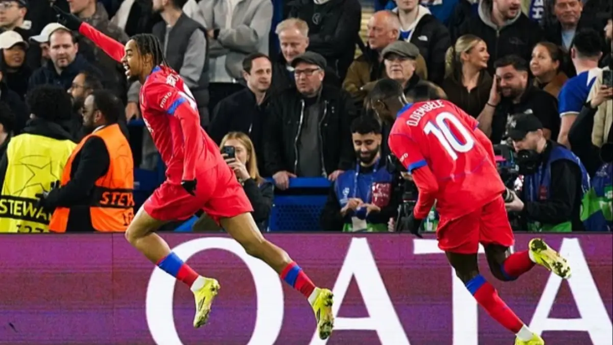 Bradley Barcola (kiri) tampil impresif di Stamford Bridge/Dailymail
