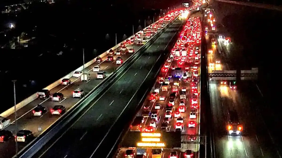 Kepadatan kendaraan pemudik yang meninggalkan Jakarta. (Warta Kota)