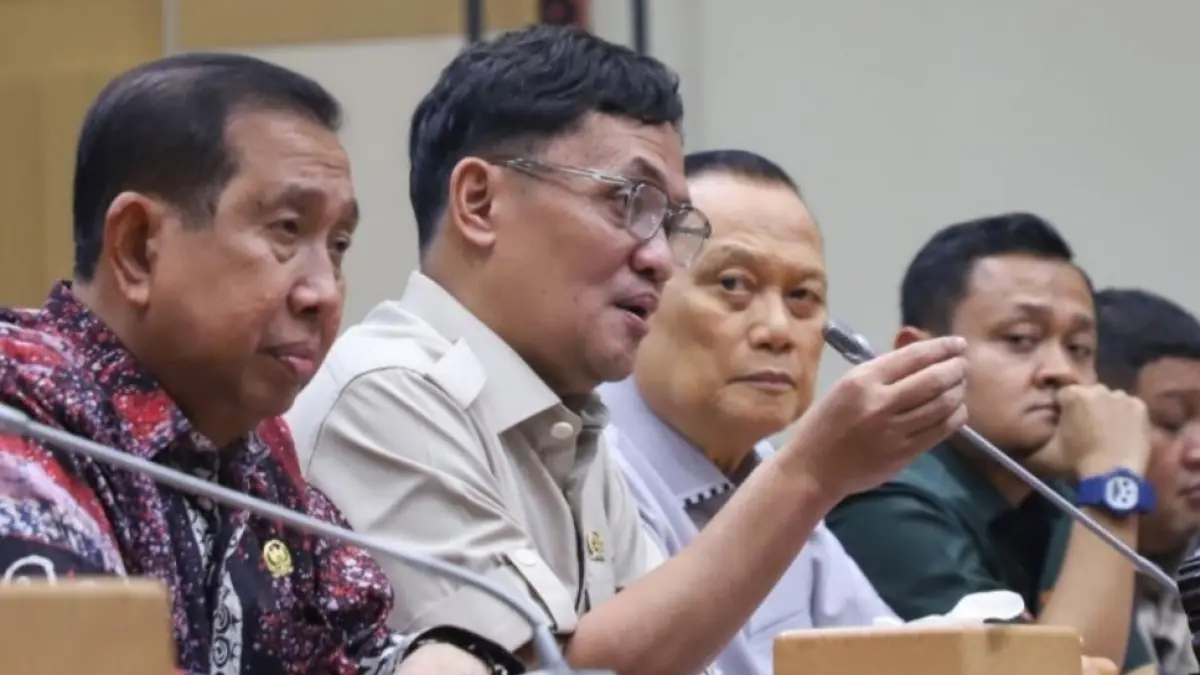 Ketua Komisi III DPR Habiburokhman (kedua kiri) bersama jajaran pimpinan Komisi III DPR menyampaikan pernyataan terkait penyiraman air keras yang menimpa aktivis KontraS Andrie Yunus di kompleks Parlemen, Jakarta, Rabu (18/3) /ANTARA FOTO/Coky Christopher/app/agr 
