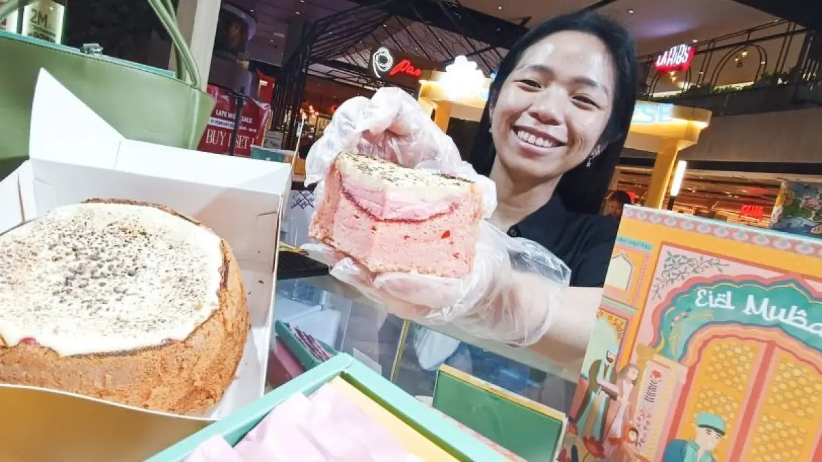 KREASI KUE JEPANG: Jessica Hartono menunjukkan kreasi kue Japanese Style miliknya, yang menjadi alternatif baru bagi warga untuk dinikmati saat bulan Ramadan. (ANDY SATRIA/RADAR SURABAYA)