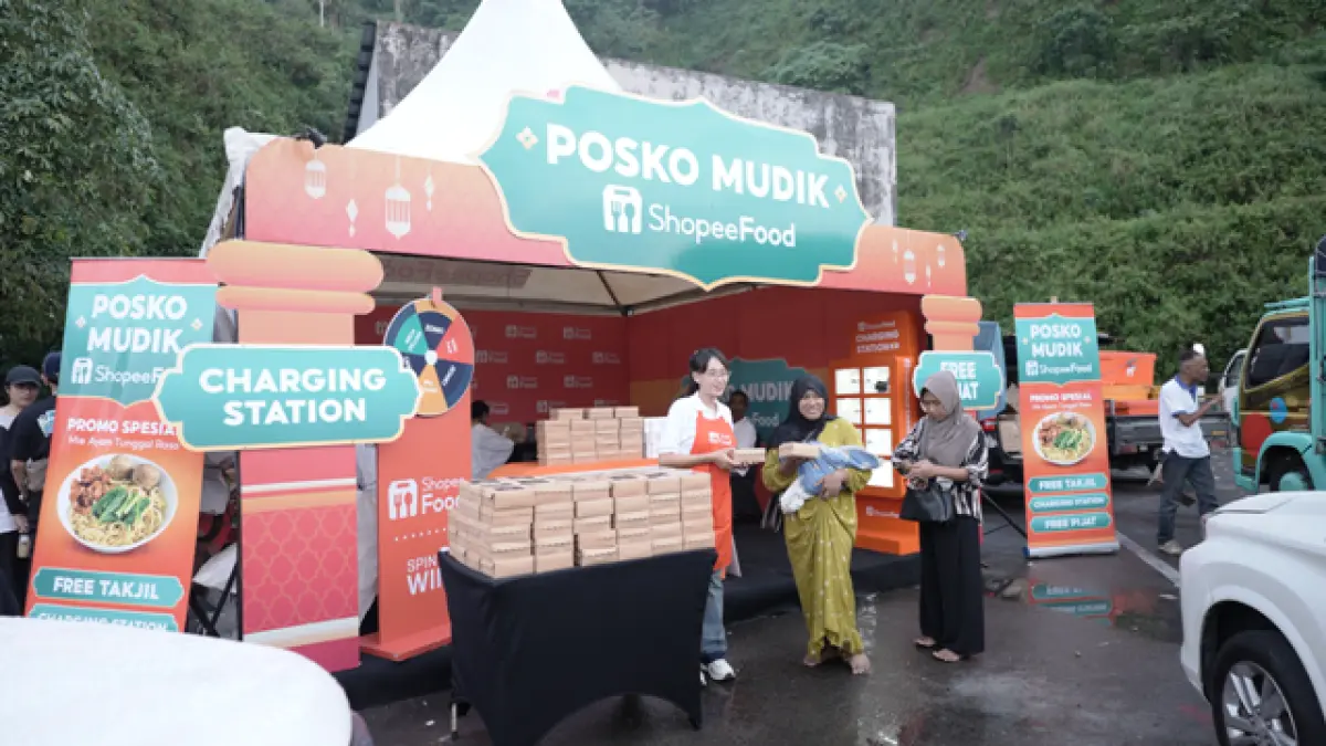 Pembagian takjil gratis di Posko Mudik ShopeeFood