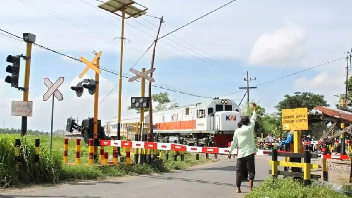 
PORTAL BARU: Kereta api melintas di perlintasan sebidang Desa Gumirih, Kecamatan Singojuruh, Banyuwangi. (RADAR BANYUWANGI)
