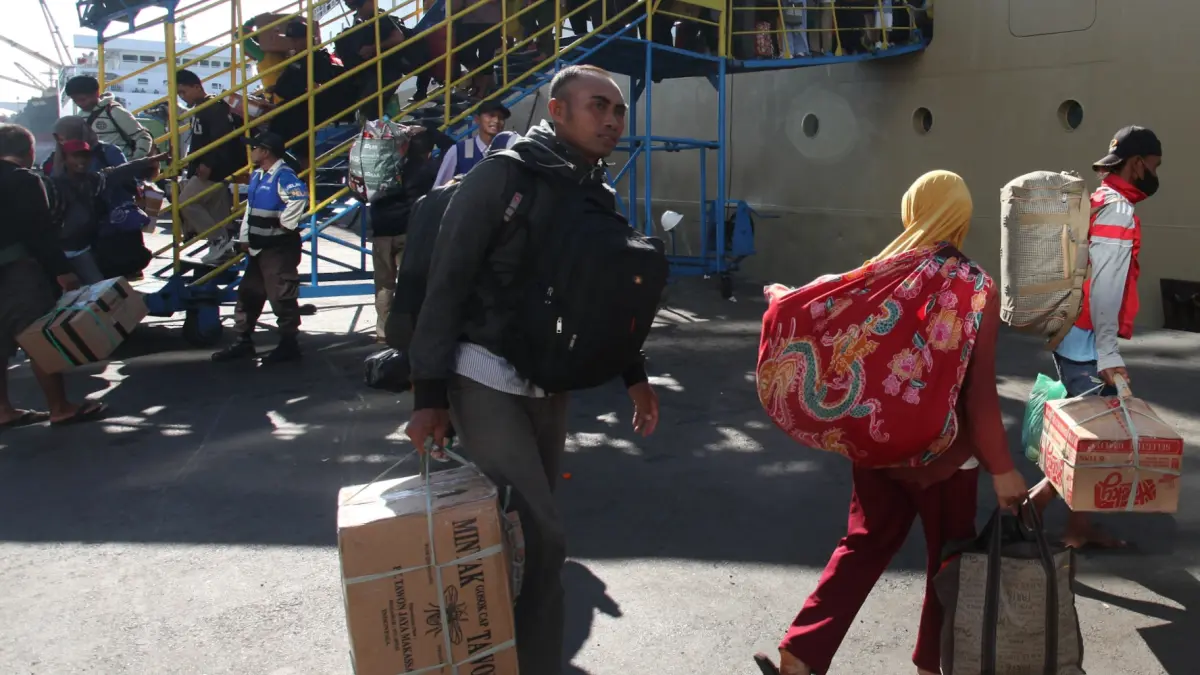 Suasana mudik di Pelabuhan Tanjung Perak Surabaya. (RAHMAT SUDRAJAT/RADAR SURABAYA)