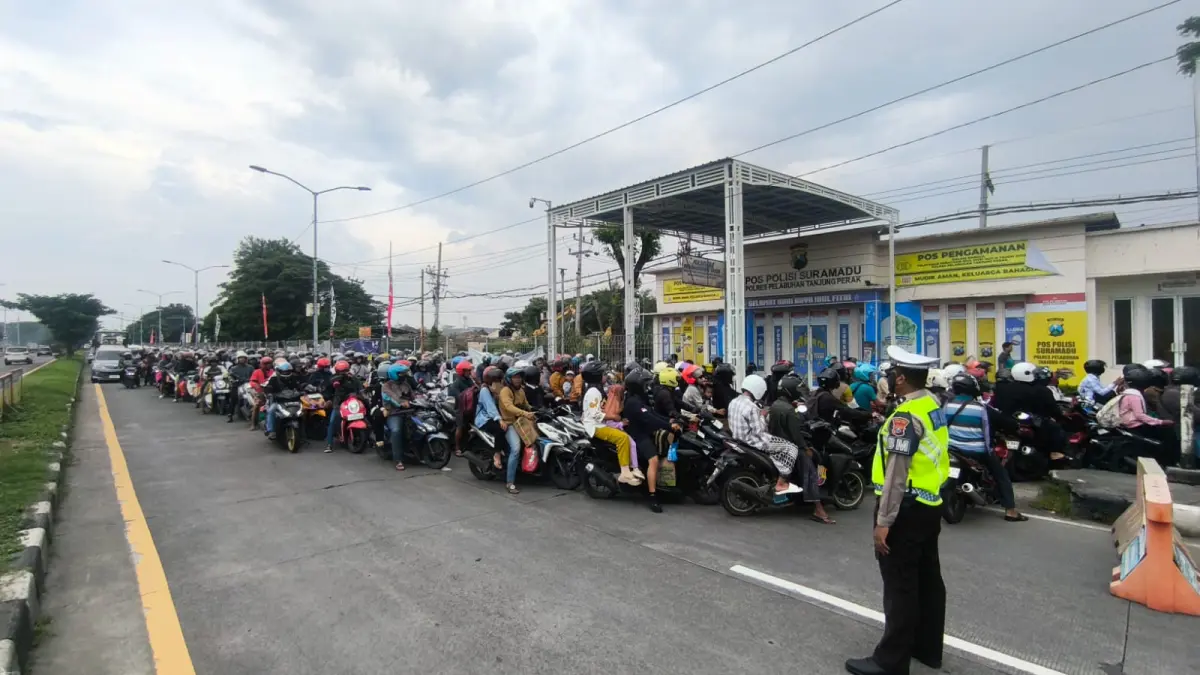 DIKAWAL: Satlantas Polres Pelabuhan Tanjung Perak melaksanakan rekayasa arus lalu lintas saat puncak mudik Lebaran di Jembatan Suramadu sisi Surabaya. (IST/RADAR SURABAYA)