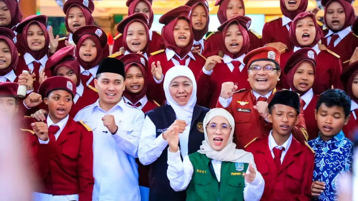 Gubernur Jatim Khofifah Indar Parawansa bersama siswa siswi Sekolah Rakyat dalam kegiatan Sapa Bansos Amaliyah Ramadan 1447 H. (Humas Pemprov Jatim)
