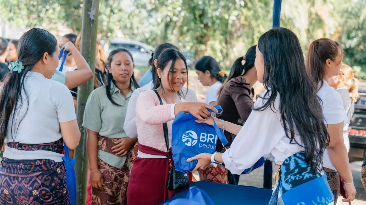BRI melalui program Corporate Social Responsibility (CSR) BRI Peduli menyalurkan bantuan 2.000 paket sembako bagi umat Hindu di Desa Angseri, Kecamatan Baturiti, Kabupaten Tabanan, serta di Desa Sarimekar, Kecamatan Buleleng, Kabupaten Buleleng, Provinsi Bali.