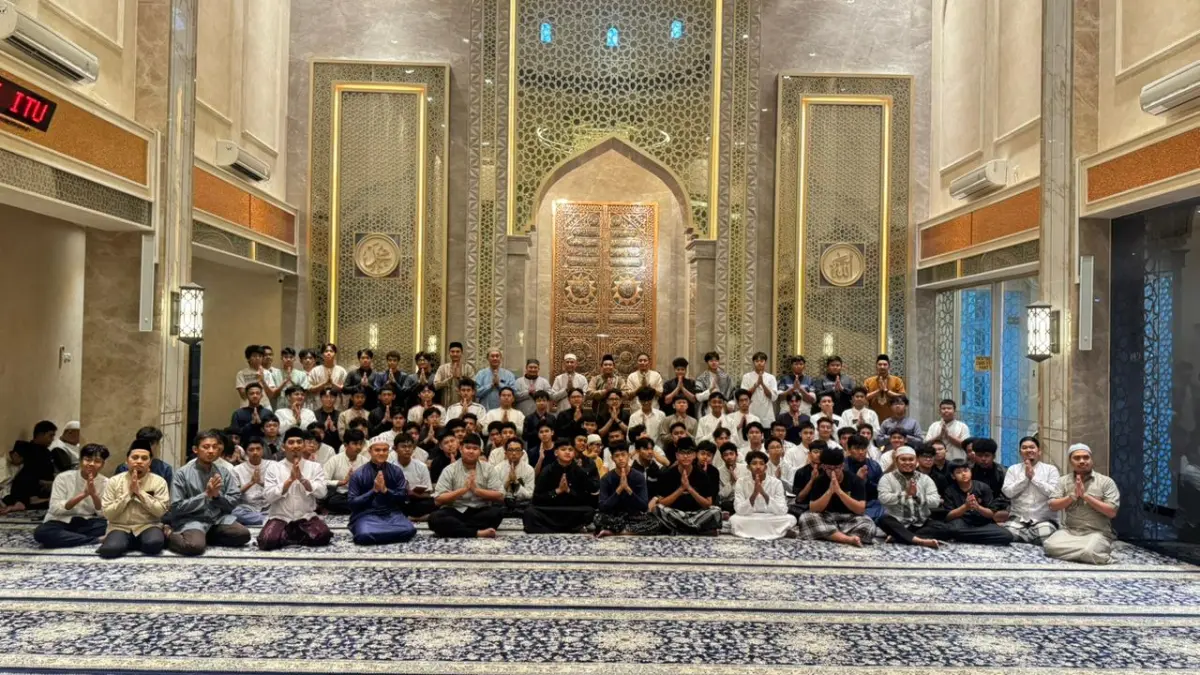 KOMPAK: Foto bersama Keluarga besar SMA Al Hikmah Surabaya bersama Walikota Surabaya Eri Cahyadi dalam kegiatan program "Al Hikmah Beritikaf". (ANAS/RADAR SURABAYA)