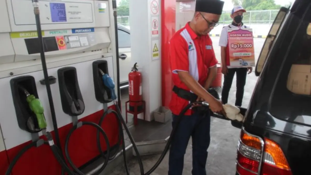 
LAYANAN: PT Pertamina Patra Niaga mendorong penggunaan transaksi non tunai (cashless) selama periode mudik Lebaran dengan menghadirkan berbagai promo menarik melalui aplikasi MyPertamina. (ABDULLAH MUNIR/RADAR SURABAYA)