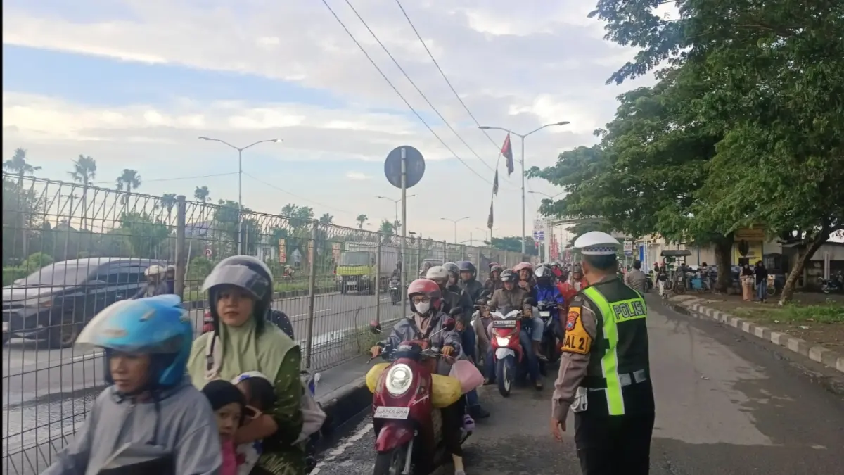 
MELAYANI: Personel gabungan melakukan pengamanan di Jambatan Suramadu, Surabaya. Anghota Polres Pelabuhan Tanjung Perak memberi imbauan pada pemudik.(IST/RADAR SURABAYA)