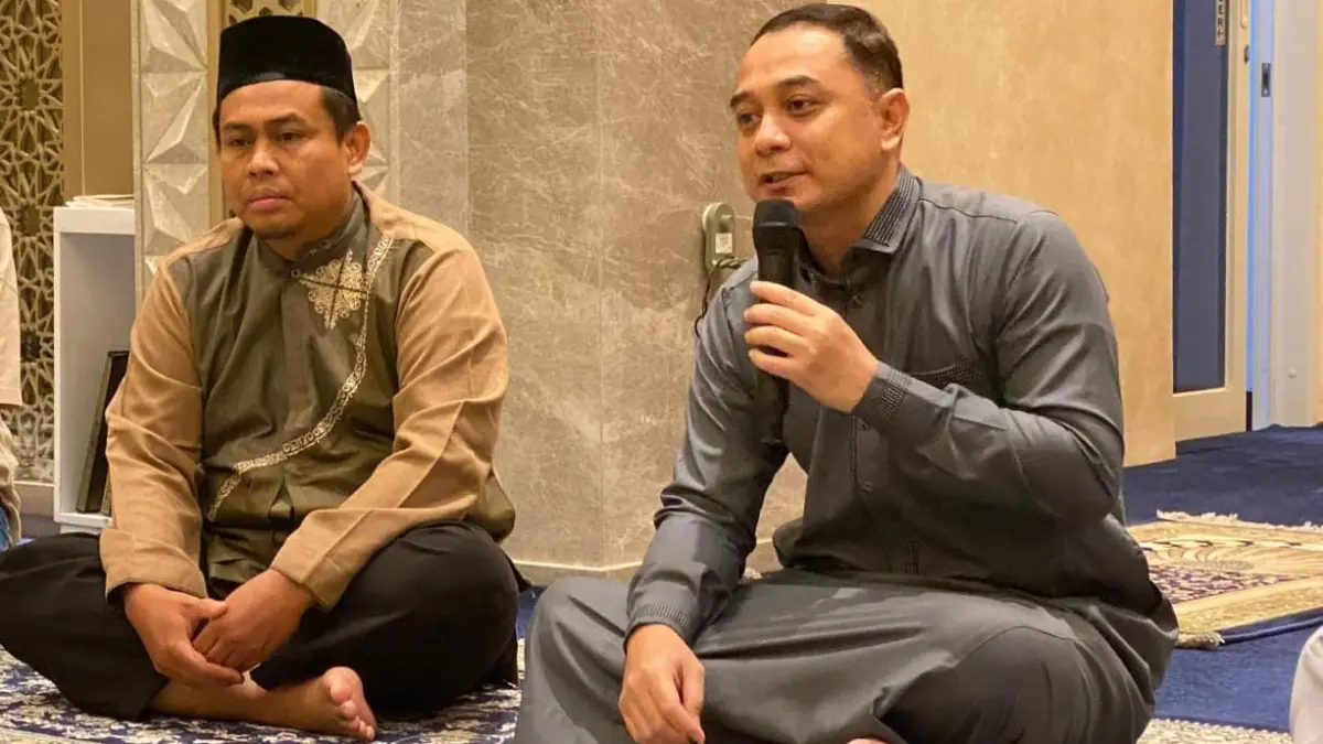 MOTIVASI: Walikota Surabaya Eri Cahyadi (kanan) saat sambutan didampingi kepala SMA Al Hikmah Surabaya Ansari Setyo Prabowo di depan para siswa.