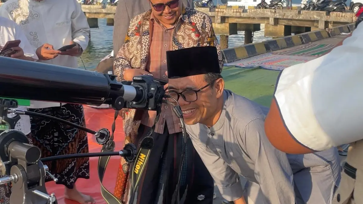 PANTAUAN: Kakanwil Kemenag Provinsi Jatim, Akhmad Sruji Bahtiar, memantau langsung proses rukyatul hilal penentuan 1 syawal di Pelabuhan Branta, Pamekasan, Kamis (19/3).(IST/RADAR SURABAYA)