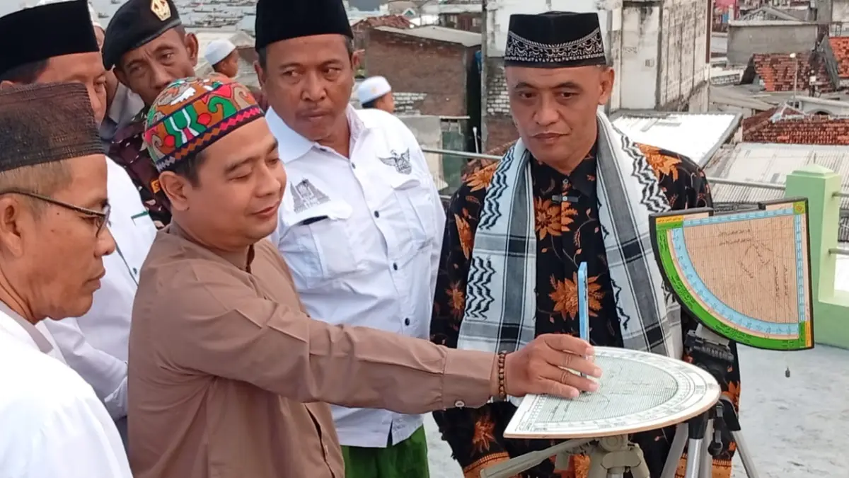 PANTAUAN: Tim Laboratorium Fakultas Syari’ah dan Hukum OASA Surabaya melakukan perhitungan. Diprediksi 1 syawal jatuh pada 21 Maret. (IST/RADAR SURABAYA)
