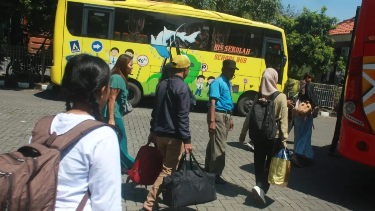 Para pemudik sudah mulai berdatangan di Terminal Osowilangon (TOW) Surabaya./Rahmat Sudrajat. 
