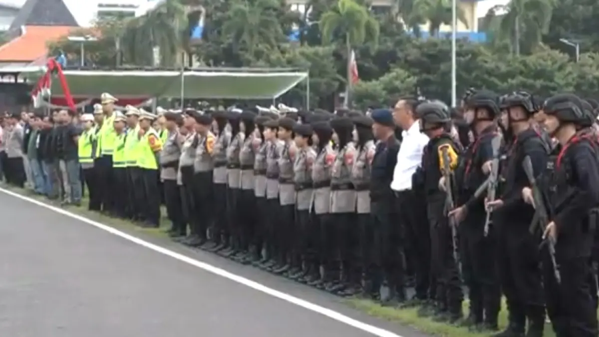 PENGAMANAN: Personel disiagakan melakukan pengamanan takbiran di Polda Jatim. Polda Jatim mengimbau masyarakat tidak takbir keliling.(IST/RADAR SURABAYA)