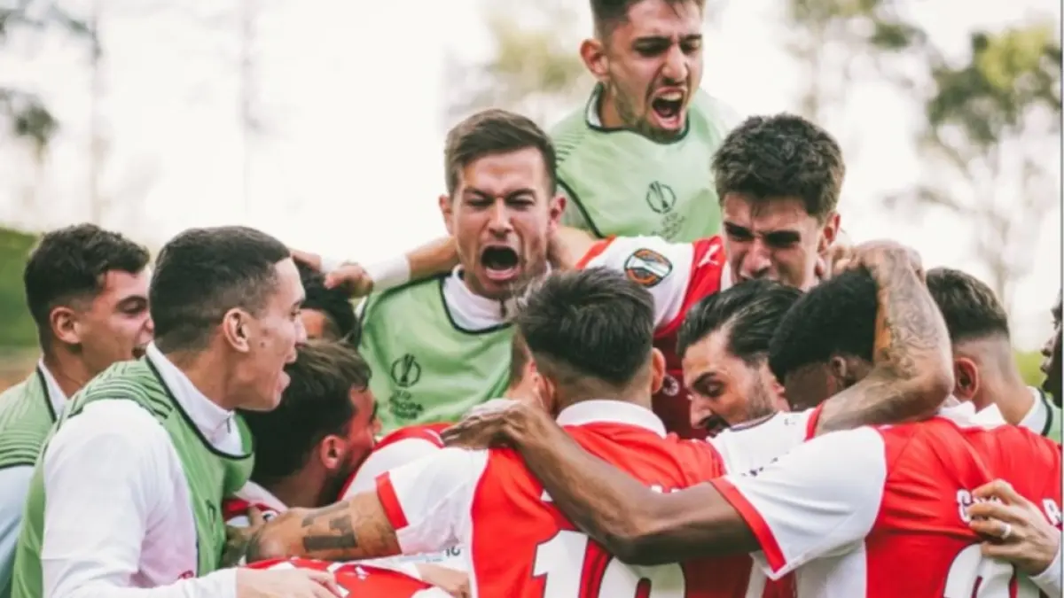 Selebrasi pemain Braga usai memastikan diri lolos ke perempat final. 