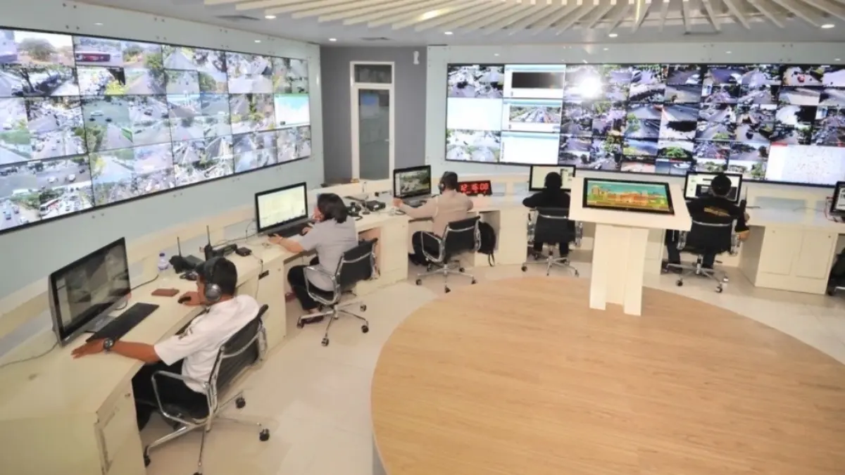 Command Center yang berada di Gedung Siola dan dikelola oleh Dinas Komunikasi dan Informatika (Dinkominfo) Kota Surabaya. 