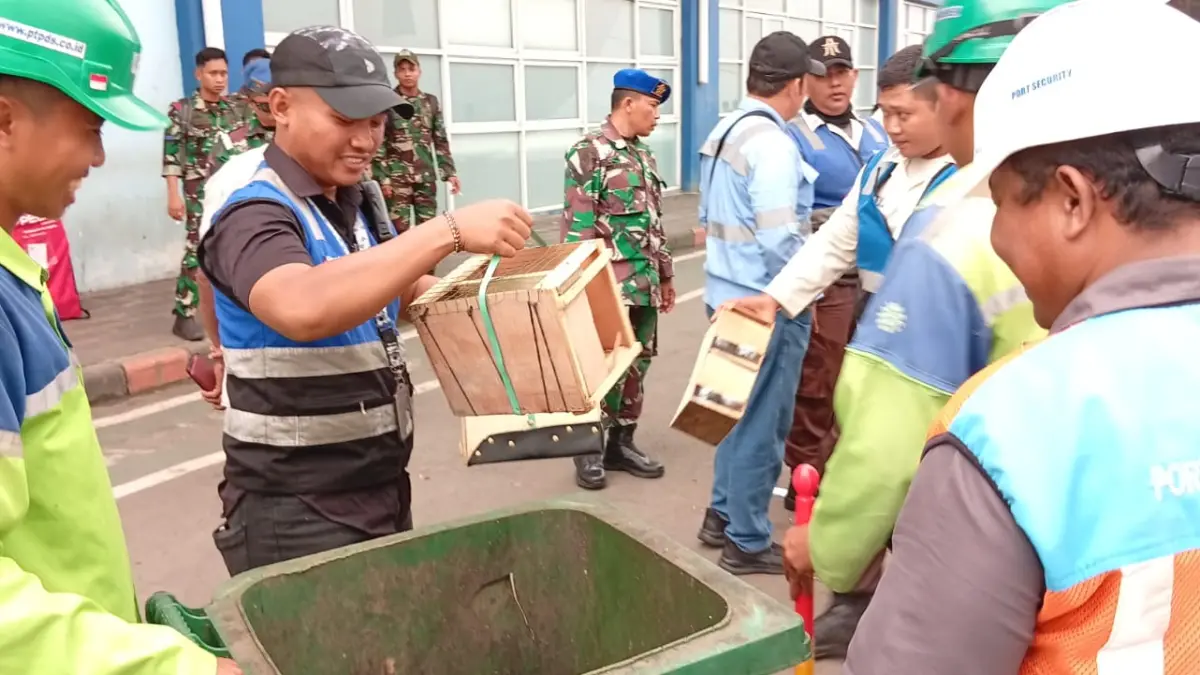DIAMANKAN: Petugas keamanan saat mengamankan barang dari penumpang KM Gunung Dempo berupa burung langka di Pelabuhan Tanjung Perak Surabaya.(RAHMAT SUDRAJAT/RADAR SURABAYA)