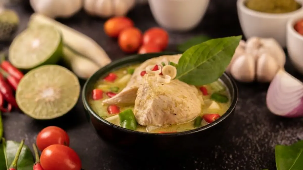 NIKMAT: Opor ayam menjadi sajian yang kerap ditemui ketika merayakan Lebaran. (FREEPIK)