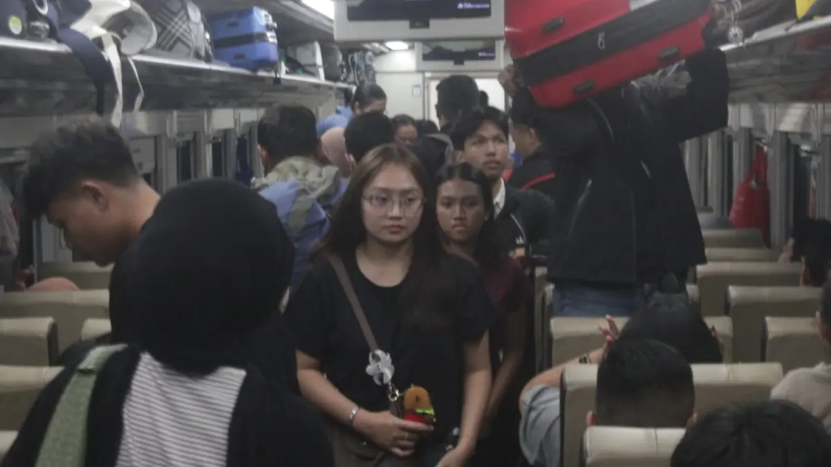Penumpang kereta api di Stasiun Surabaya Gubeng terlihat penuh saat hendak menaiki kereta yang akan mengantarkan ke kampung halaman untuk mudik lebaran. (Rahmat Sudrajat/Radar Surabaya)