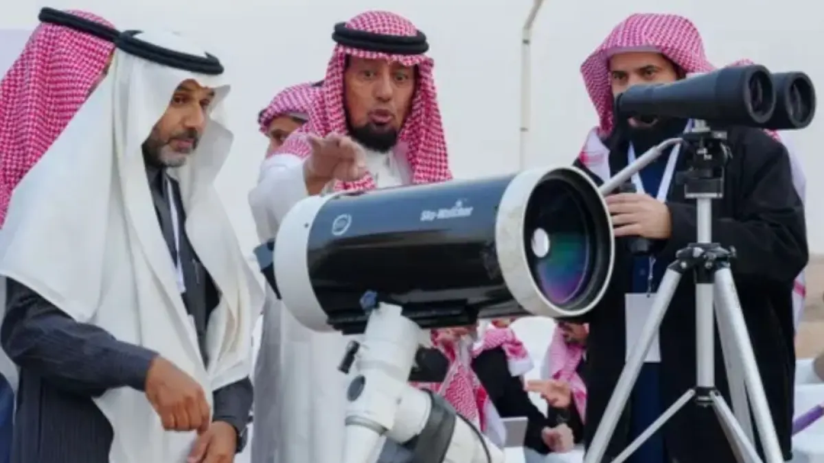 Proses rukyatul hilal si Saudi Arabia/Al Arabiya. 