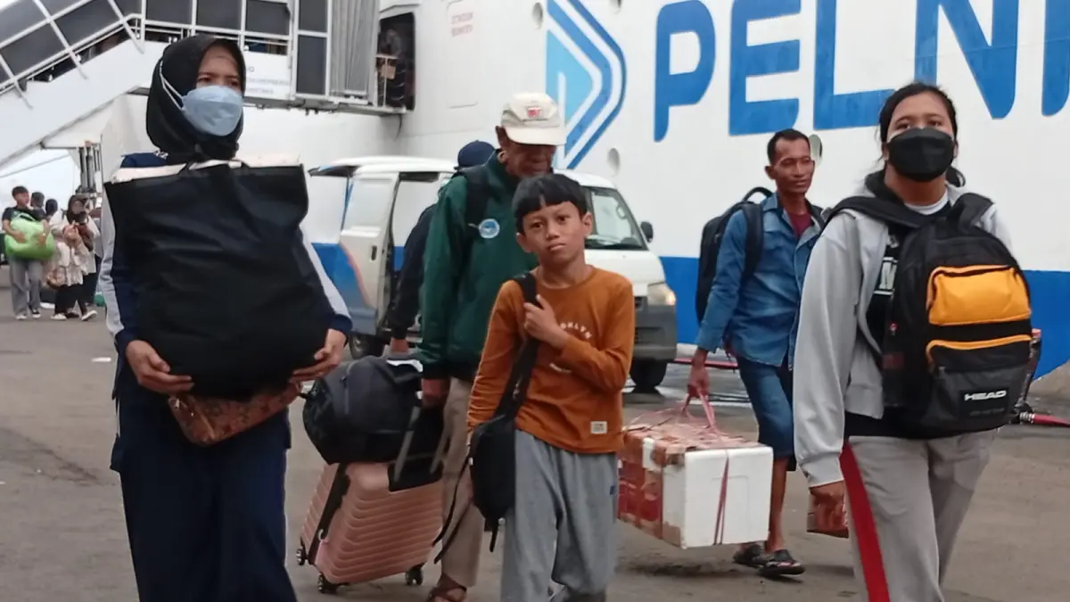 Rahmat Sudrajat/Radar Surabaya
Pemudik saat tiba di Pelabuhan Tanjung Perak Surabaya. Pihak BBKK Surabaya juga memantau kesehatan pemudik yang masuk melalui bandara maupun pelabuhan.&nbsp;