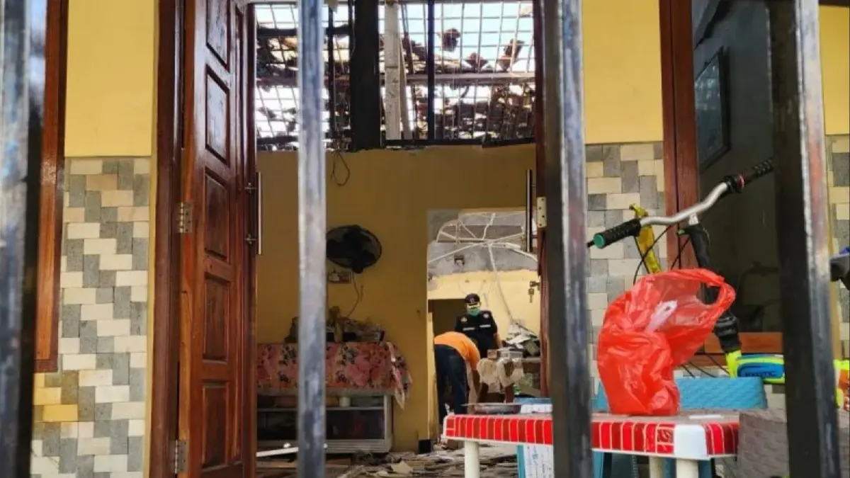 Rumah milik Rondiyah di Kampung Tambakrejo, Kecamatan Gayamsari, Semarang yang porak-poranda akibat ledakan petasan dan menewaskan seorang anak. (ANTARA)