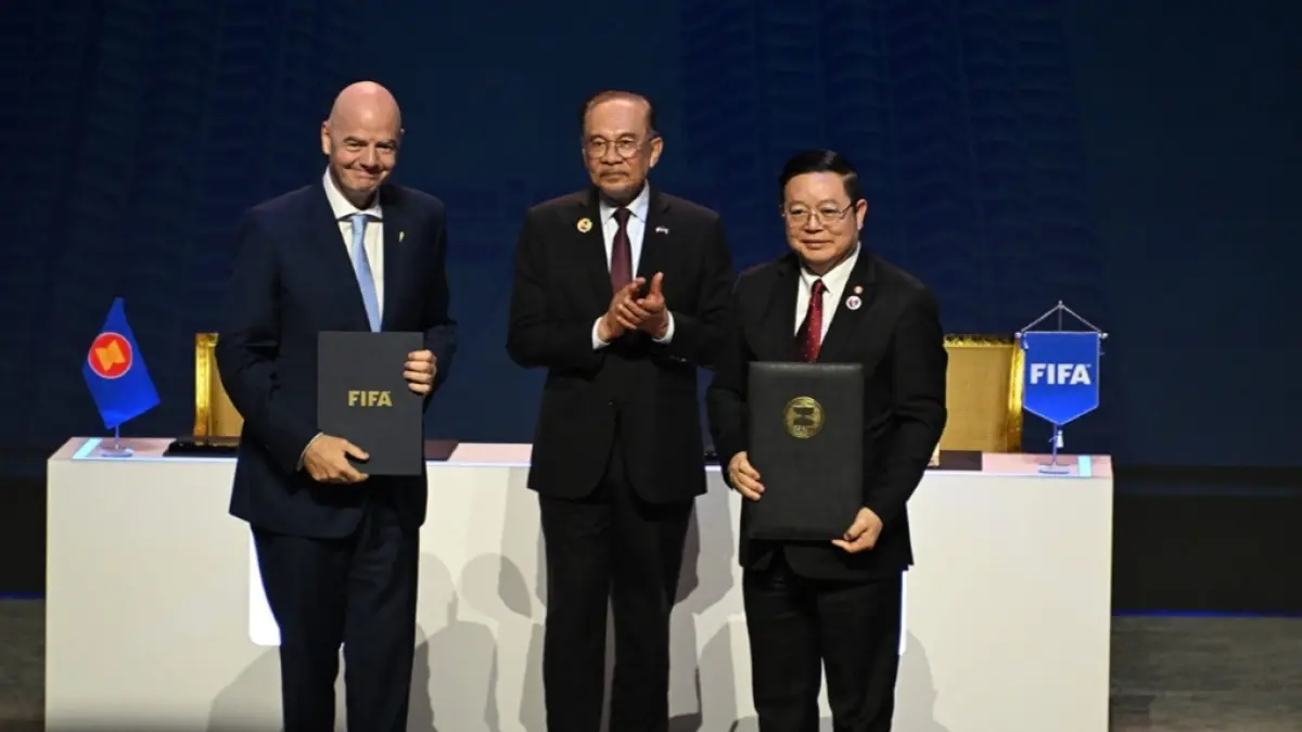 Sekretaris Jenderal ASEAN, Kao Kim Hourn, dan Presiden FIFA, Gianni Infantino, menandatangani nota kesepahaman ASEAN–FIFA pada KTT ASEAN ke-47 di Kuala Lumpur/ASEAN.