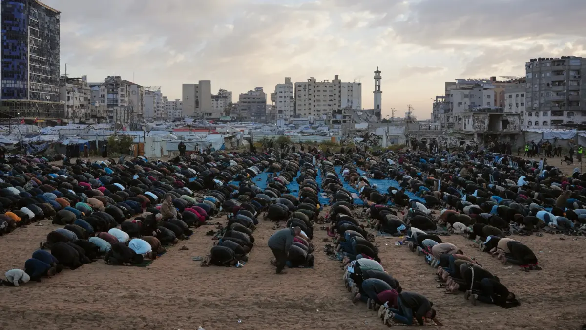 Warga Gaza menunaikan salat Idul Fitri 1447 H diantara puing bangunan. (AP)