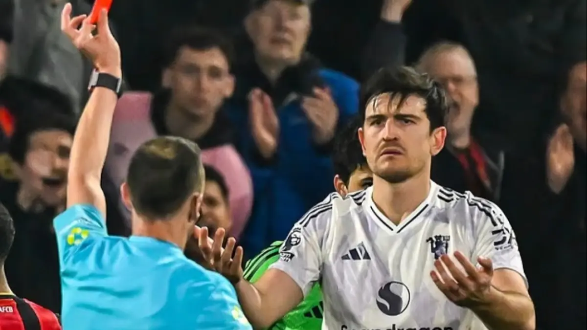 Harry Maguire justru menjadi pemain yang mendapat kartu merah, dan keunggulan yang sempat ia berikan lewat gol keduanya pun sirna.