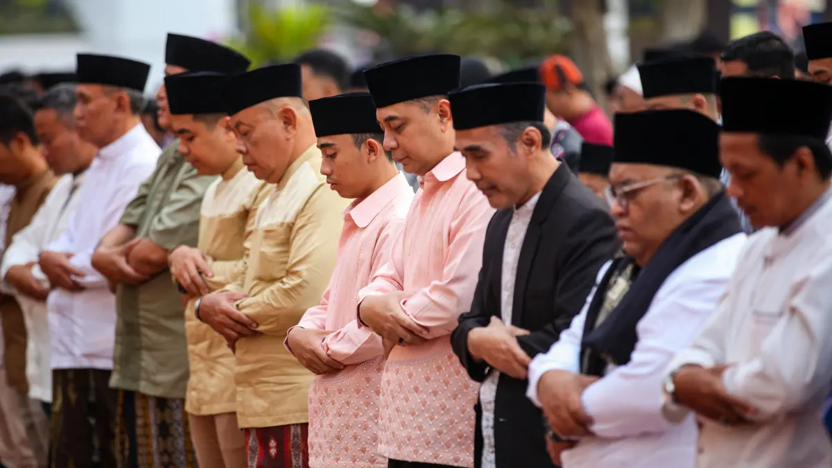 Wali Kota Surabaya Eri Cahyadi saat mengikuti salat &nbsp;Idul Fitri di Balai Kota Surabaya, Sabtu (21/3) pagi. (HUMAS PEMKOT SURABAYA)