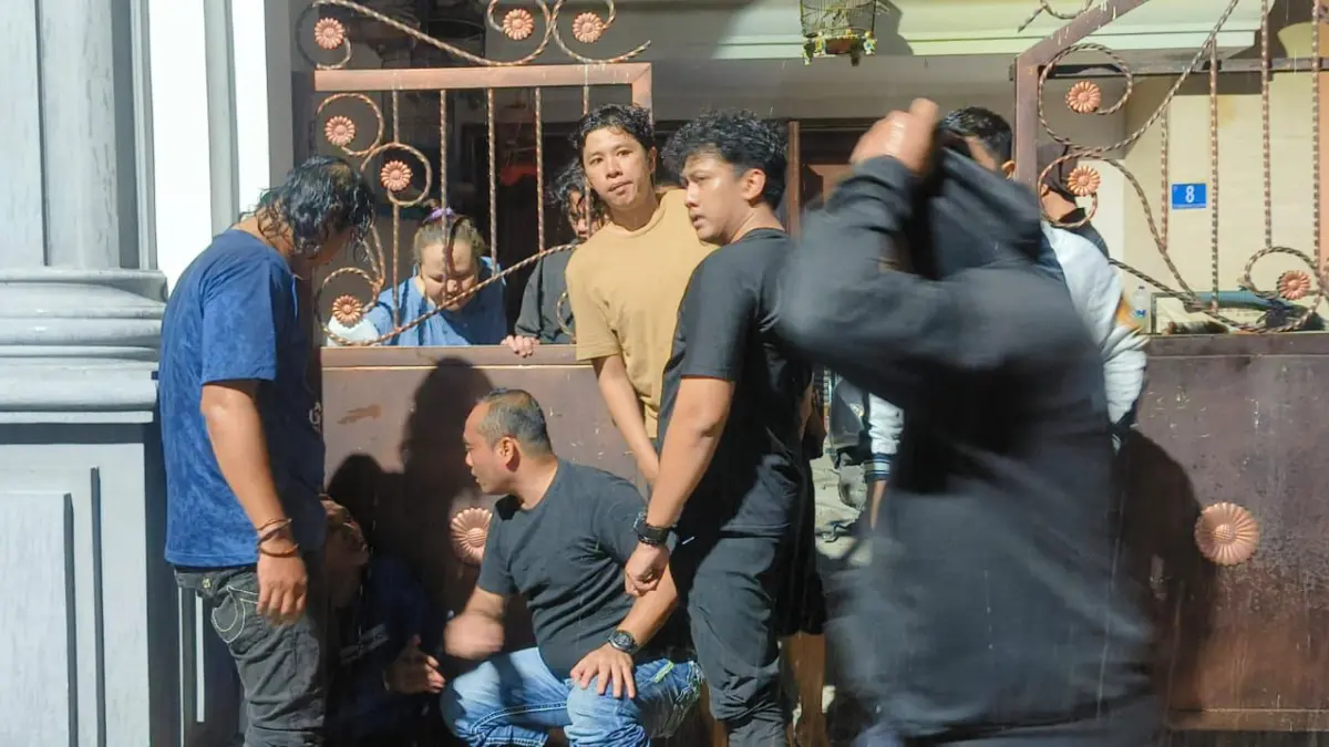 DIRINGKUS : Salah satu pencuri modus nyaru petugas wifi ditangkap anggota Unit Resmob Satreskrim Polrestabes Surabaya.(IST/RADAR SURABAYA)