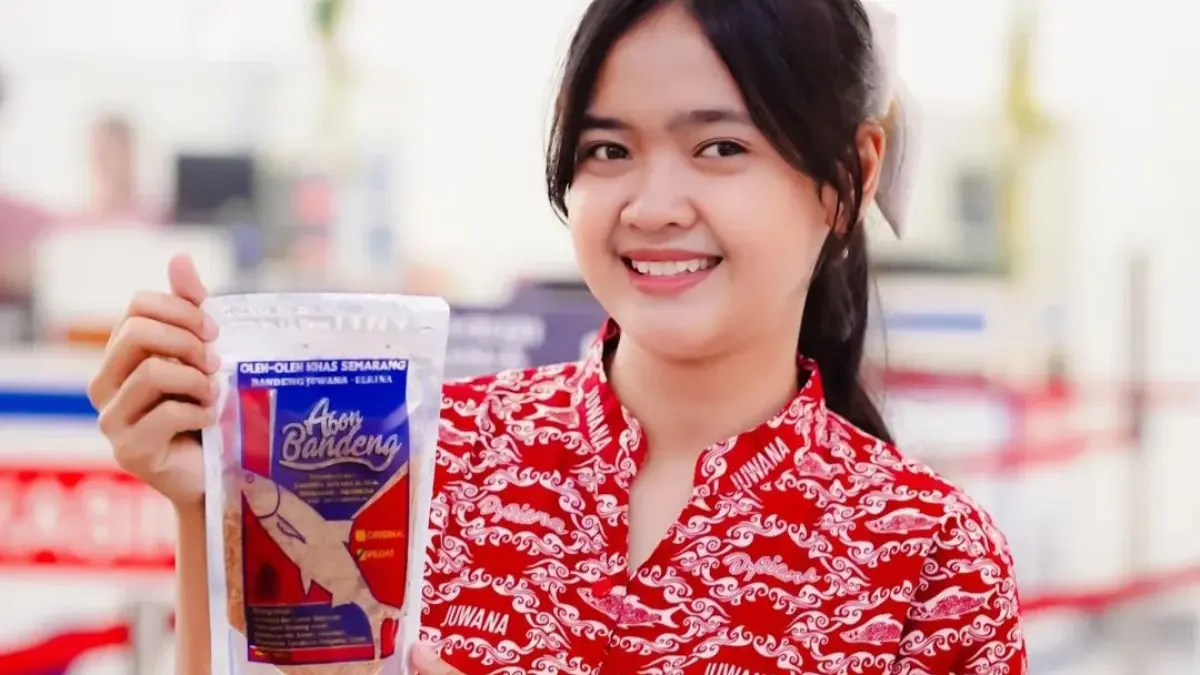 Pelanggan dapat menemukan berbagai olahan bandeng Erlina seperti bandeng asap, bandeng dalam sangkar, otak-otak bandeng, hingga boneless bandeng.