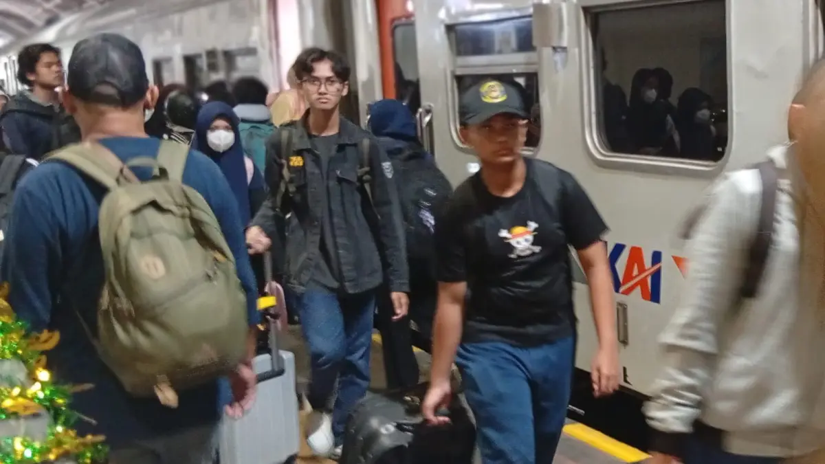 Penumpang KA Commuter Line penuh sesak di Stasiun Surabaya Gubeng saat liburan lebaran. (Rahmat Sudrajat/Radar Surabaya)