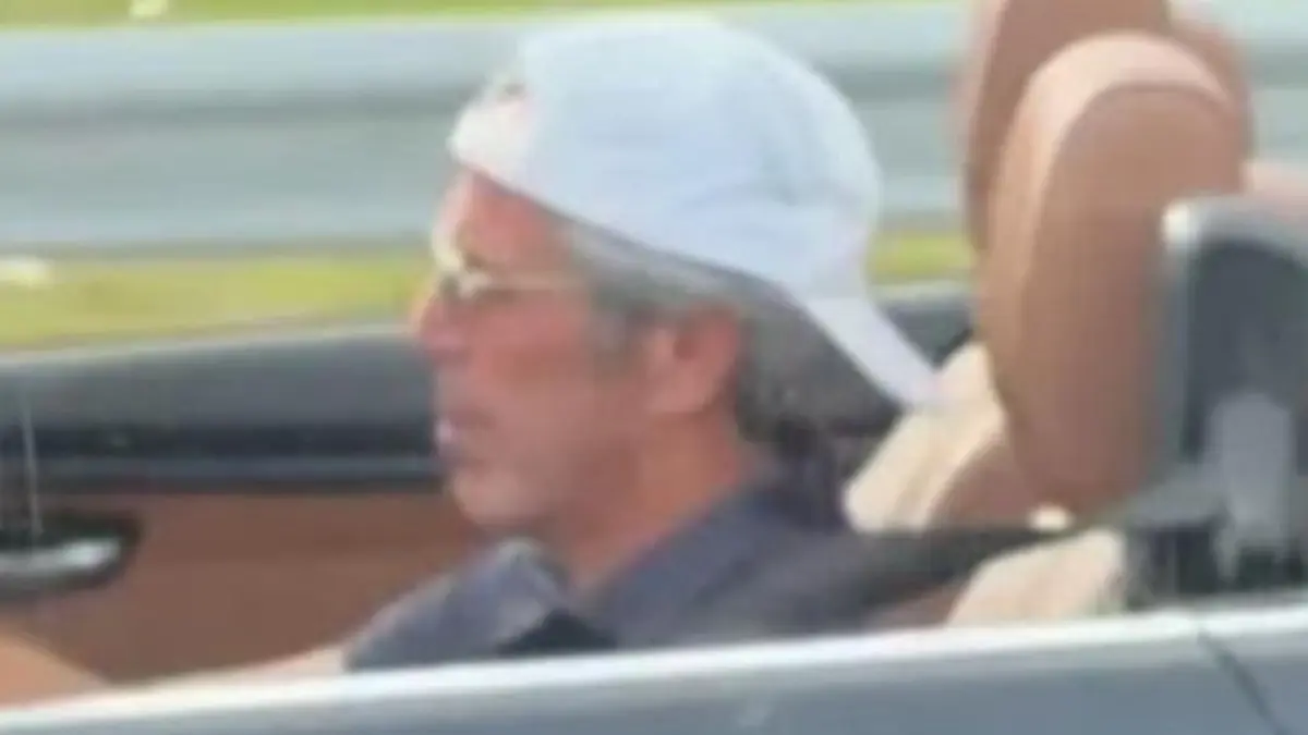Pria yang sedang mengendarai kendaraan terbuka viral karena dianggap mirip Jeffrey Epstein. (Instagram)