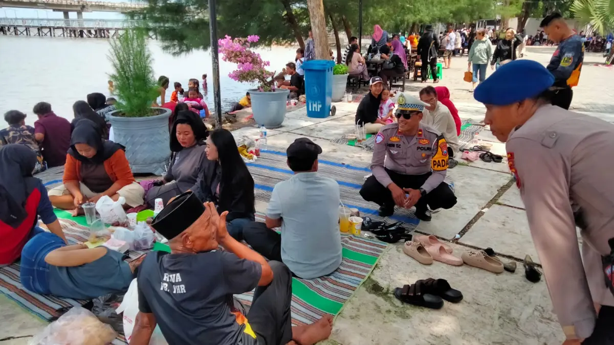 RUTIN: Anggota Polres Pelabuhan Tanjung Perak saat melaksanakan pengamanan di tempat wisata salah satunya THP Kenjeran Surabaya. Mereka diimbau waspada di tempat wisata.(IST/RADAR SURABAYA)