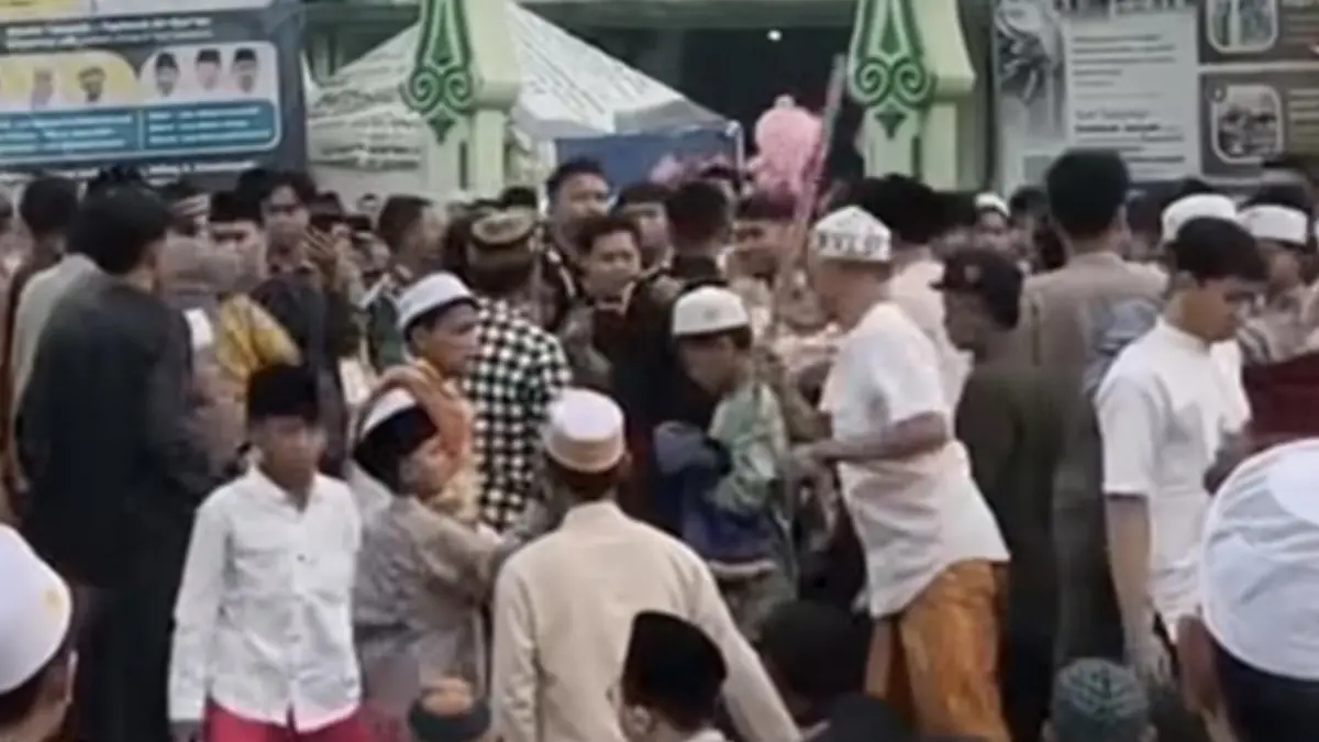 Keributan antar jemaah di Masjid Kemayoran Surabaya yang viral di media sosial. (Instagram)