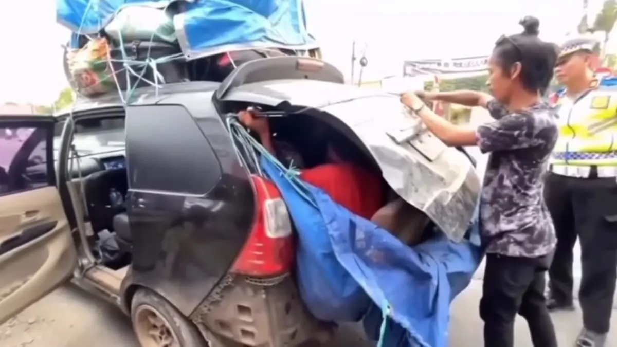 Mobil Avanza viral di Morowali, Sulawesi Tengah yang mengangkut 13 penumpang dan sepeda motor di atap. (Instagram)